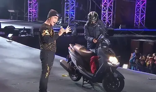 ▲吳宗憲擔任台中跨年演唱嘉賓，中途竟有陌生男子騎機車衝上舞台。（圖／YouTube）