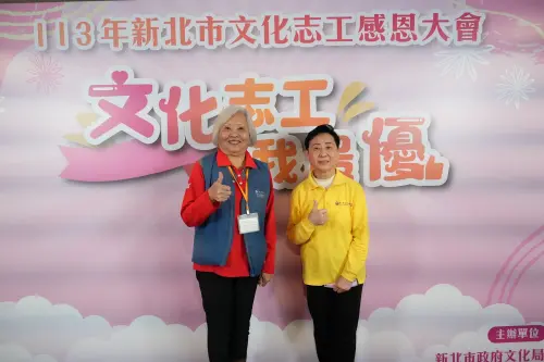 ▲今年受衛福部表揚的馬曉葳與張麗蓉，從2001年起投入志工行列，多年來默默付出，用行動書寫文化的溫度。