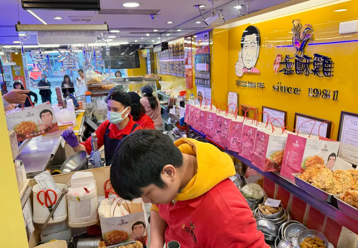 ▲大直知名的鹹酥雞商家「台灣鹹酥雞」，中午過後就出現大量的外送訂單。（圖／記者周淑萍攝）