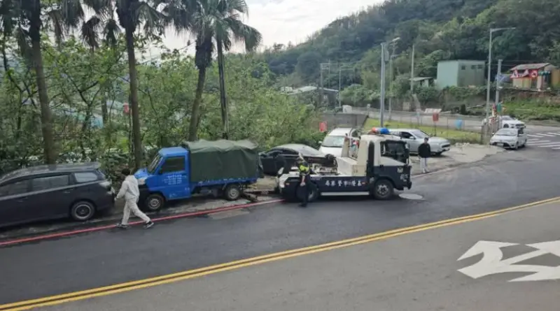 ▲警方在基隆市郊區發現一輛藍色貨車，並在車斗白色冰櫃中，發現趙姓男子遺體，死狀相當悽慘。（圖／翻攝畫面）