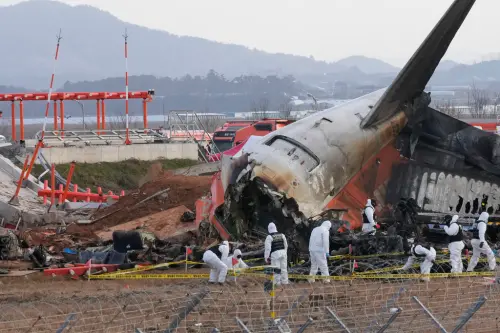 消防員還原空難救援時序！機尾傳出「救命」聲　見空姐被壓在櫃下
