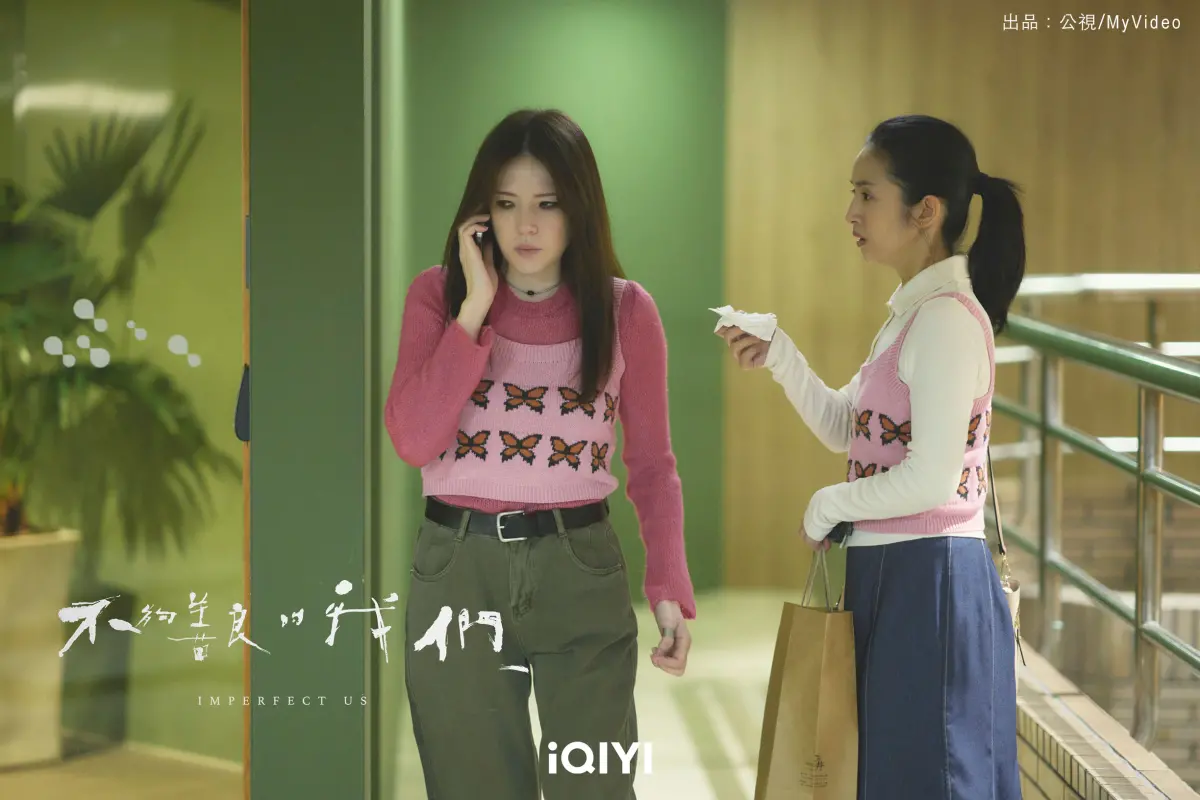 ▲許瑋甯（左）和林依晨（右）主演的戲劇《不夠善良的我們》拿下愛奇藝國際版年度人氣排行榜第一名。（圖／iQIYI ）