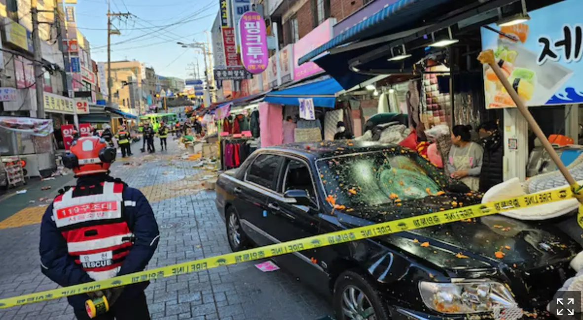 ▲韓國首爾陽川區木洞的一處傳統市場（깨비시장），今（31）日傳出發生重大車禍，根據《朝鮮日報》報導，至少造成11人受傷，包括4人重傷。（圖／翻攝自韓聯社）