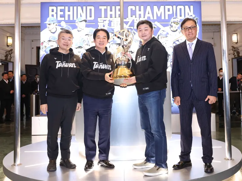 ▲曾豪駒（右二）今出席12強「BEHIND THE CHAMPION：冠軍之路特展」，談到經典賽資格賽35人名單。（圖／中職提供）