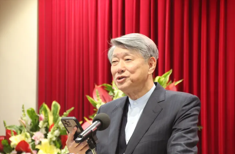 ▲郭智輝以一首七言詩送給陳正祺,「仲領春秋織偉功,弦歌雅意映長虹。如今策馬辭榮位,眾望依依送遠風。」(圖/記者鍾泓良攝影)