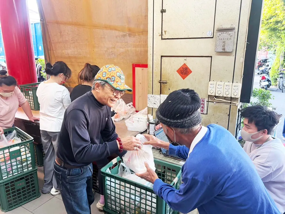▲行德宮致力於街友與弱勢關懷，發放愛心便當的善舉已延續30多年之久。（圖／記者陳美嘉翻攝）