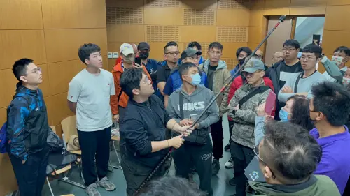 綠鬣蜥移除工具使用方式教學,首批135人綠鬣蜥移除生力軍結訓 ▲綠鬣蜥移除工具使用方式教學,首批135人綠鬣蜥移除生力軍結訓。(圖/屏東縣府提供)