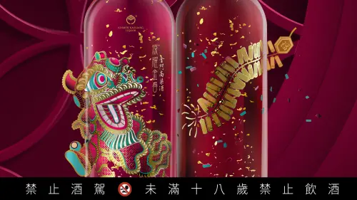 爆竹紙花與金箔襯得舞獅活靈活現,彷彿即將踏上高椿為家裡採青賀財年。(圖/黑松提供) ▲爆竹紙花與金箔襯得舞獅活靈活現,彷彿即將踏上高椿為家裡採青賀財年。(圖/黑松提供)