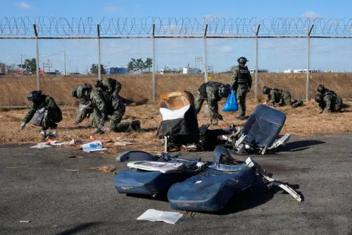 ▲軍人和救難人員正加緊腳步尋找死者遺體。（圖／美聯社／達志影像）