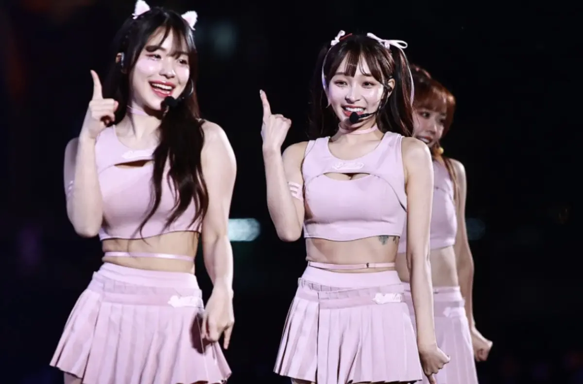 ▲李多慧（右）和林襄（左）跳「小雞香蕉舞（ChickenBanana）」，味全龍球員吉力吉撈．鞏冠、劉基鴻也加入，有趣的舞風讓粉絲笑瘋。（圖／翻攝自李多慧IG）