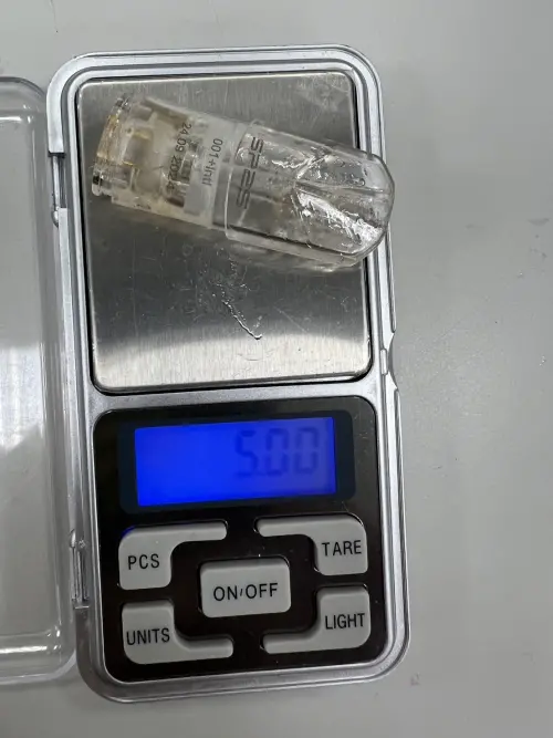 ▲警方在蘿拉住所搜出電子菸彈，經查為二級毒品依托咪脂陽性反應。（圖／翻攝畫面）