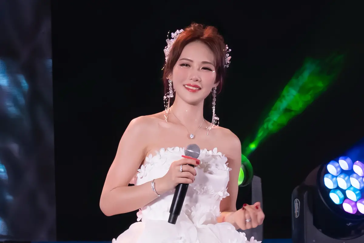 ▲吳申梅日前飛到新加坡演出，穿著白紗上台演唱江蕙組曲，不過她表示擔心表演不好會被轟下台。（圖／放音樂提供）