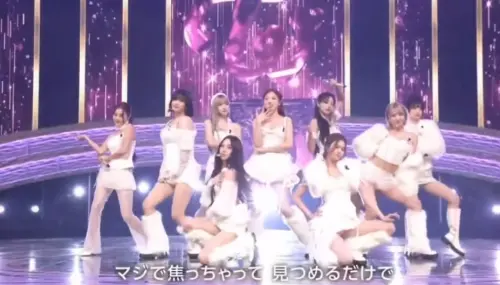 TWICE登上日本紅白歌上大賽,胸前別著黑緞帶悼念濟州航空空難。(圖/翻攝自微博) ▲TWICE登上日本紅白歌上大賽,胸前別著黑緞帶悼念濟州航空空難。(圖/翻攝自微博)