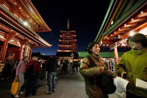 ▲日本東京跨年夜，淺草寺有許多民眾前來進行新年參拜儀式，祈求明年好運。（圖／美聯社／達志影像）