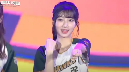 ▲一粒現身高雄跨年晚會，率領WING STARS 嗨跳〈葉保弟〉。（圖／華視綜藝頻道）