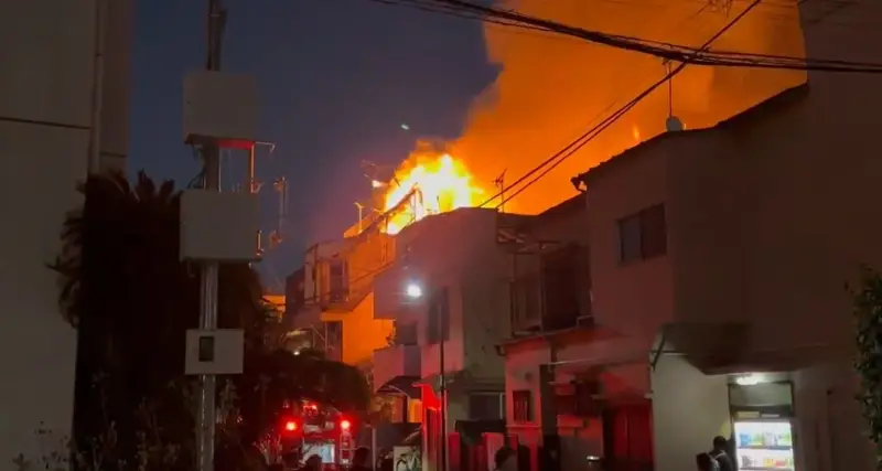 ▲日本東京晴空塔附近住宅區跨年夜發生大火，造成2人身亡。（圖／翻攝自災害火災画像速報ニュース2Ｘ）