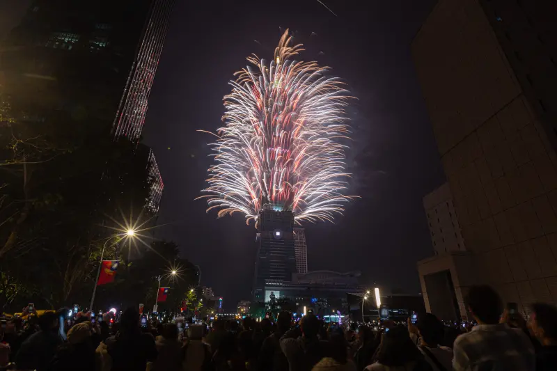 ▲台北101跨年煙火準時在邁向2025年之際施放，這次煙火秀被民眾大讚是歷年最美，就連美國搖滾天團「聯合公園」的成員都忍不住轉發。（圖／記者葉政勳攝）