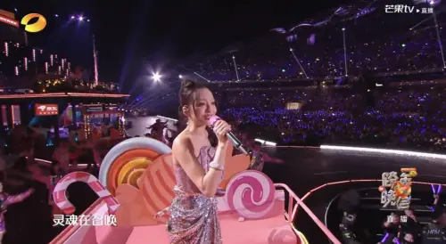 ▲張韶涵在湖南衛視跨年晚會上唱了多首經典歌曲,在戰車上的表現也讓網友大讚非常有實力。(圖/芒果TV) ▲張韶涵在湖南衛視跨年晚會上唱了多首經典歌曲,在戰車上的表現也讓網友大讚非常有實力。(圖/芒果TV)
