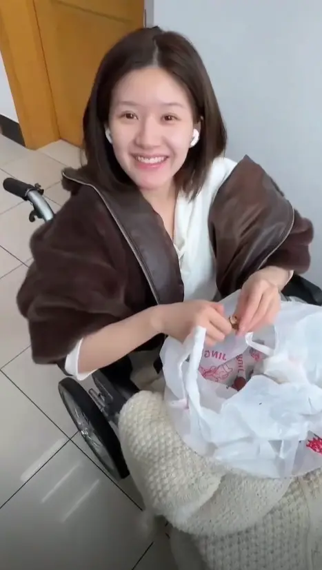 ▲趙露思看見鏡頭在拍,露出甜美笑容。(圖/趙露思抖音) ▲趙露思看見鏡頭在拍,露出甜美笑容。(圖/趙露思抖音)