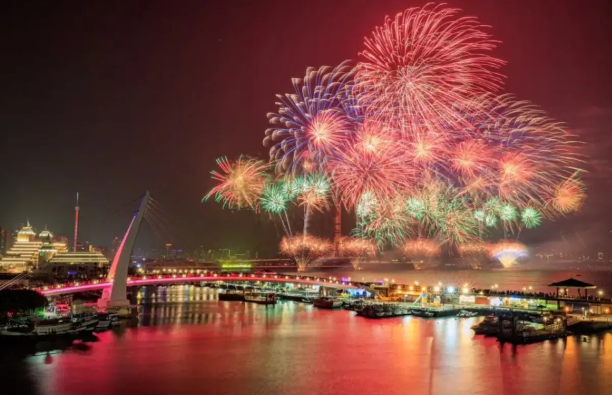 ▲台灣跨年公認最強是煙火秀在「新北市淡水」！是每年全台最早施放的跨年煙火，不少人都大讚「此生必看」。（圖/新北市政府提供）