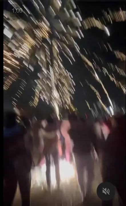▲網路社群有許多落焰直撲人群而來的畫面。(圖/台中市議員黃守達提供,2025.01.01)