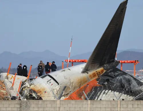 濟州航空失事客機機尾突然起火！殘骸遭熏黑燒毀　幸無人傷
