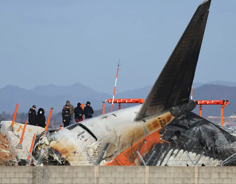 ▲韓國濟州航空去年12月29日發生大規模空難,在務安機場以機腹觸地後,衝撞跑道盡頭的混凝土牆,造成179人死亡,僅有2位空服員倖存。韓國國土交通部今(18)日宣布,務安機場將持續關閉至4月18日。(圖/美聯社/達志影像)