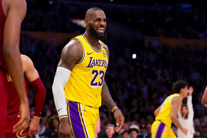 ▲「詹皇」LeBron James在40歲之後的首秀，再現招牌的「坦克切」撞飛克里夫蘭騎士隊前鋒Evan Mobley，輕取2分。（圖／美聯社／達志影像）