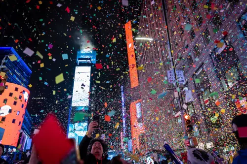 影／美國紐約喜迎2025！跨年水晶球、彩紙雨降下　民眾淋濕仍嗨翻
