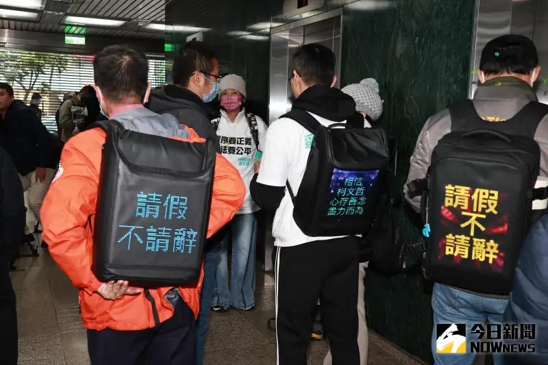 ▲民眾黨中央黨部樓下聚集不捨柯文哲辭去黨主席的小草。（圖／記者吳翊緁攝，2025.01.01）