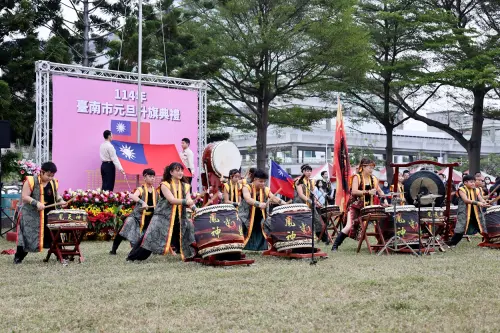 ▲永華場部分，在鳳天神鼓氣勢磅礡的鼓聲中市民朋友齊聚在西拉雅廣場，展現對新年的期待，場面溫馨熱鬧。(圖／南市府提供)