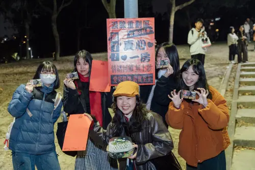 呼應《愛情萬歲》裡的房價廣告招牌,影視聽中心在大安森林公園音樂露台四周安排電影情境場佈,讓大家爭相拍照打卡。(圖/國家影視聽中心提供) ▲呼應《愛情萬歲》裡的房價廣告招牌,影視聽中心在大安森林公園音樂露台四周安排電影情境場佈,讓大家爭相拍照打卡。(圖/國家影視聽中心提供)