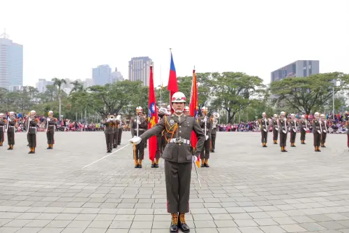 ▲海軍陸戰隊樂儀隊進行精湛有力的聯合操演，展現整齊劃一的陸戰槍法。(圖／高市府提供)