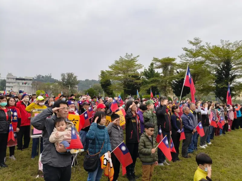 ▲岡山榮家今(1)日舉行中華民國114年元旦升旗典禮，榮住民長輩在照服員的招呼下，參與這個屬於中華民國過全體國人值得慶賀的日子。（圖／岡山榮家提供）