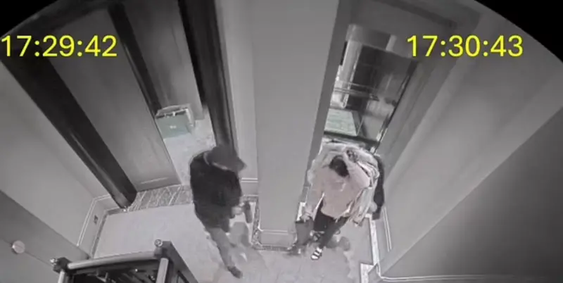 ▲監視器畫面顯示，竊賊闖入屋裡後，曾在1分鐘內，與1名女傭人錯身而過。（圖／翻攝自每日郵報）