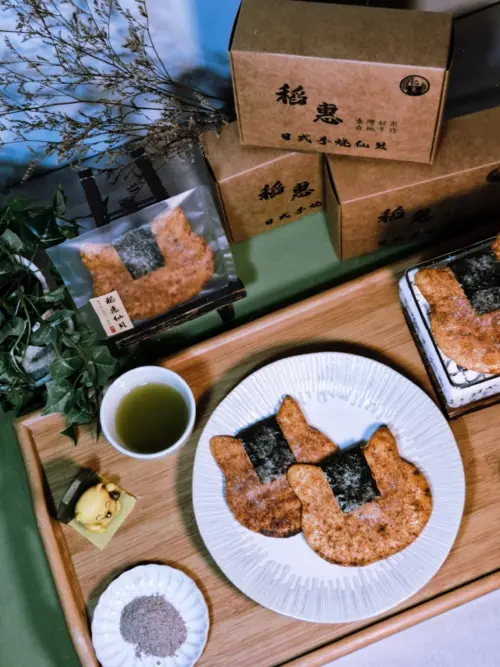 ▲ 「稻惠日式手燒仙貝 」選用高雄甲仙出產的初雲梅粉作為調味,梅子研磨的梅粉讓仙貝更添風味。(高市府青年局提供) ▲ 「稻惠日式手燒仙貝 」選用高雄甲仙出產的初雲梅粉作為調味,梅子研磨的梅粉讓仙貝更添風味。(高市府青年局提供)