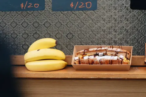 ▲ 「 Table One.我們的餐桌 」推出限定「岩燒蜂蜜蕉龍麵包」,用高雄旗山香蕉與岡山龍眼蜜,香蕉外型酷似蛇體彎曲,搭配炙燒龍眼蜂蜜,取其「蕉、龍」,期望新的一年每個人都是人中蛟龍。(高市府青年局提供) ▲ 「 Table One.我們的餐桌 」推出限定「岩燒蜂蜜蕉龍麵包」,用高雄旗山香蕉與岡山龍眼蜜,香蕉外型酷似蛇體彎曲,搭配炙燒龍眼蜂蜜,取其「蕉、龍」,期望新的一年每個人都是人中蛟龍。(高市府青年局提供)