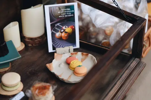 ▲2024年嶼浪市集金獎得主「Le Petit Voyage Pâtisserie小旅行手作甜點」,在2025跨年市集推出限定商品「新年好運串串」,蘋果、金幣、柿子造型馬卡龍,在新的一年祝福大家都能平安、發財、事事如意。(高市府青年局提供) ▲2024年嶼浪市集金獎得主「Le Petit Voyage Pâtisserie小旅行手作甜點」,在2025跨年市集推出限定商品「新年好運串串」,蘋果、金幣、柿子造型馬卡龍,在新的一年祝福大家都能平安、發財、事事如意。(高市府青年局提供)