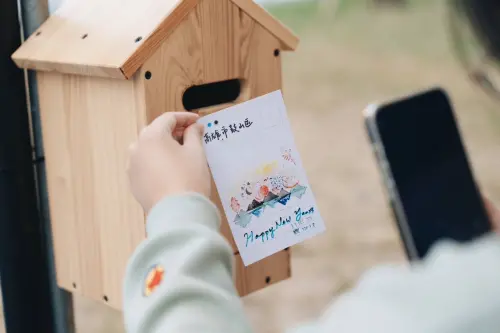 ▲高市青年局今年首度舉辦「今晚不關燈・2025高雄跨年青創市集」,提供免費限定版新年明信片,讓民眾寄出新年新希望!(高市府青年局提供) ▲高市青年局今年首度舉辦「今晚不關燈・2025高雄跨年青創市集」,提供免費限定版新年明信片,讓民眾寄出新年新希望!(高市府青年局提供)