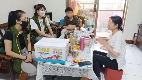 生活照顧 芥菜種會 受助者 關懷 社會弱勢 ▲隨著生活照顧箱進入到困境家庭,芥菜種會的服務也同步關懷受助者生活近況。(芥菜種會提供)