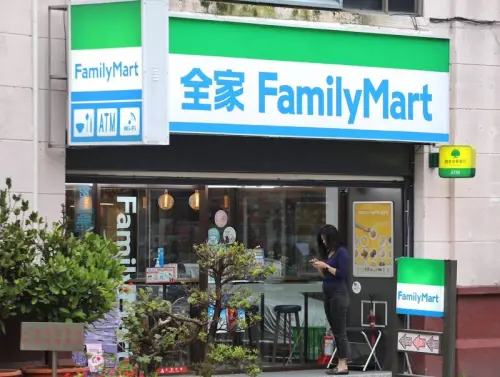 ▲全家2025開工首日優惠，康康五加碼泡麵、雪糕買一送一。（圖／記者葉政勳攝）