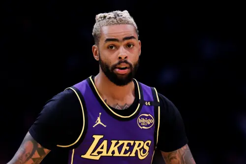 洛杉磯湖人與布魯克林籃網在季中完成交易後,「Dlo」D'Angelo Russell再次披上籃網球衣,與昔日高中隊友Ben Simmons再聚首。 ▲洛杉磯湖人與布魯克林籃網在季中完成交易後,「Dlo」D'Angelo Russell再次披上籃網球衣,與昔日高中隊友Ben Simmons再聚首。(圖/美聯社/達志影像)