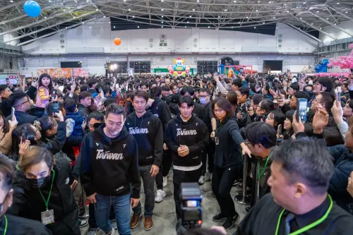 ▲舞台區中央拉出球迷長廊,讓同仁在中華隊入場時近距離接觸職棒英雄,現場熱鬧歡騰。(圖/信義房屋提供) ▲舞台區中央拉出球迷長廊,讓同仁在中華隊入場時近距離接觸職棒英雄,現場熱鬧歡騰。(圖/信義房屋提供)