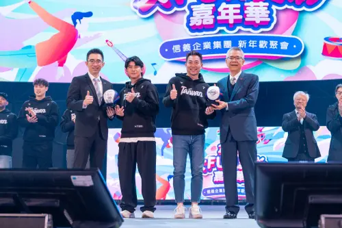 ▲左起信義企業集團董事長周耕宇、中華台灣隊隊長陳傑憲、教練林岳平、信義企業集團董事長周俊吉交換簽名球合影。(圖/信義房屋提供) ▲左起信義企業集團董事長周耕宇、中華台灣隊隊長陳傑憲、教練林岳平、信義企業集團董事長周俊吉交換簽名球合影。(圖/信義房屋提供)
