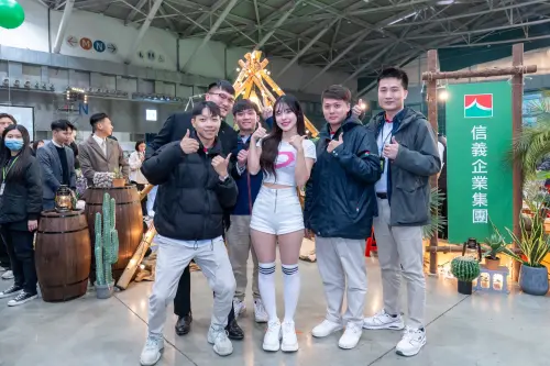 ▲信義企業集團同仁把握難得機會與李多慧合影。(圖/信義房屋提供) ▲信義企業集團同仁把握難得機會與李多慧合影。(圖/信義房屋提供)
