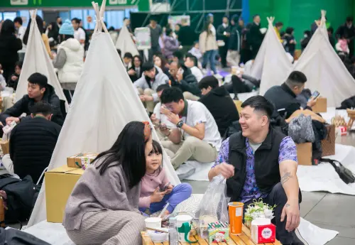 ▲野餐風佈置搭配小木桌及現場美食,許多同仁有個愜意午後,活動現場有多種不同風格用餐區供同仁隨心入座。(圖/信義房屋提供) ▲野餐風佈置搭配小木桌及現場美食,許多同仁有個愜意午後,活動現場有多種不同風格用餐區供同仁隨心入座。(圖/信義房屋提供)