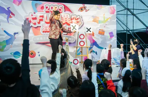 ▲照顧同仁家眷,現場白區親子風魔術表演小朋友參與活動踴躍。(圖/信義房屋提供) ▲照顧同仁家眷,現場白區親子風魔術表演小朋友參與活動踴躍。(圖/信義房屋提供)