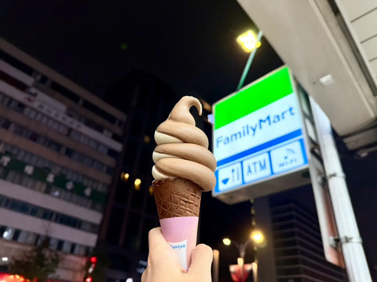 ▲全家霜淇淋一月新口味，與FUJIYA 不二家聯名，推出「煉乳牛奶」口味，雙口味搭比利時巧克力。（圖／記者蕭涵云攝）