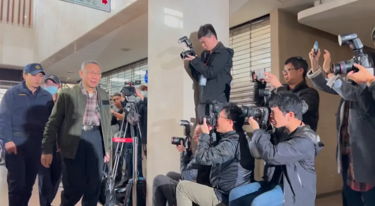 ▲台北地院今（2）日晚間6點三度開羈押庭，柯文哲下午1時7分許抵達北院，滿臉微笑，看起來神色輕鬆。（圖／記者徐敏娟攝）