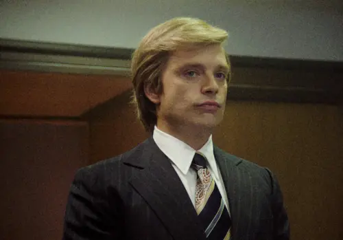 ▲「酷寒戰士」賽巴斯汀史丹在《狂人法則》扮演青年時期的川普，拚命灌可樂、吃垃圾食物增胖7公斤，精彩演出也入圍奧斯卡影帝，卻讓川普本尊很氣憤，還揚言提告。（圖／采昌提供）